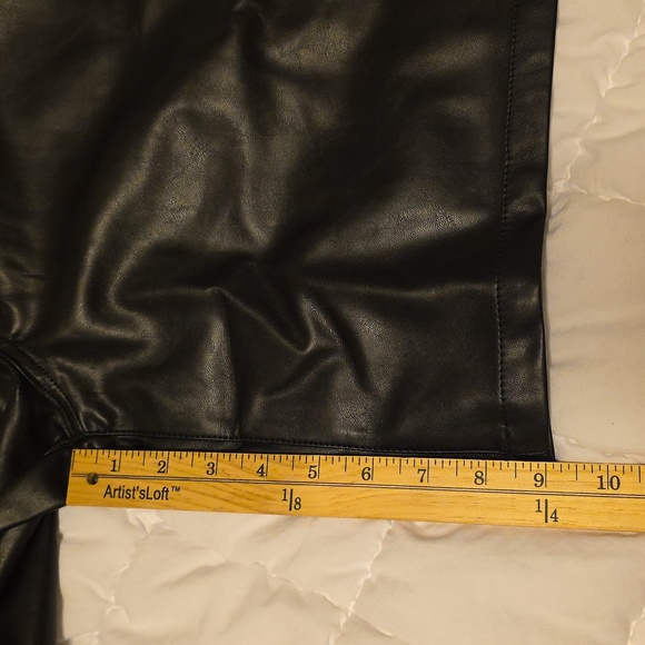 NWT Gap Faux Leather Bermuda Black Flat Front Shorts Size 29 / 8 Regular - Picture 11 of 11